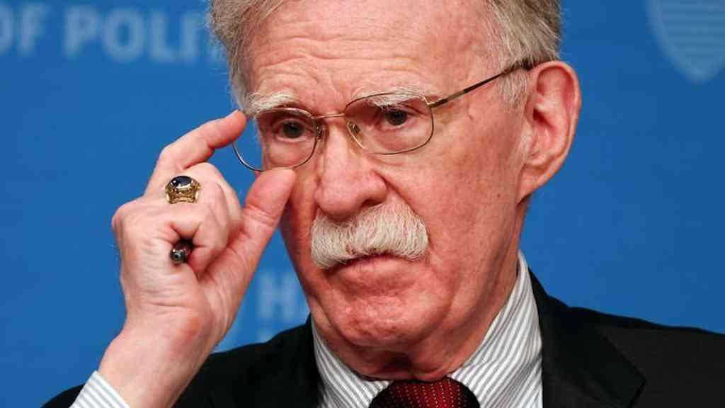 Bolton, acusado de manipular informações, ex-assessor de Trump se entrega | Ex-assessor de Trump, Bolton se entrega após acusações de manipular informações