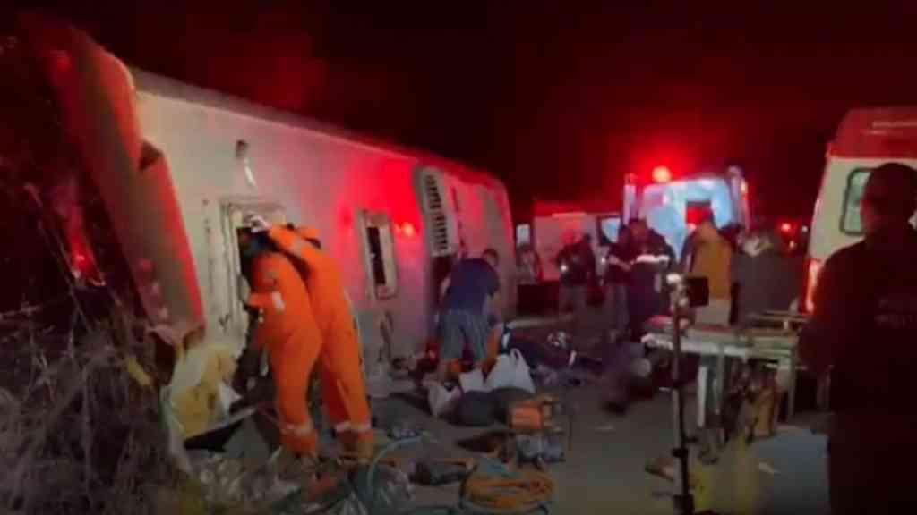 Acidente com ônibus em Pernambuco mata ao menos 15 pessoas | Ônibus tomba em Pernambuco e deixa 15 mortos