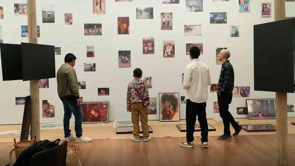 Mostra em SP retrata o cotidiano do povo Paiter Suruí | Exposição tem mais de 900 fotografias inusitadas da vida dos indígenas