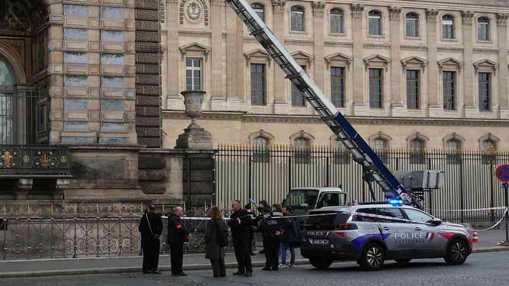 Após roubo de joias, Museu do Louvre suspende visitação | Policiais próximos ao elevador de carga usado pelos criminosos