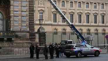 Museu do Louvre: Roubo de Joias Suspende Visitação