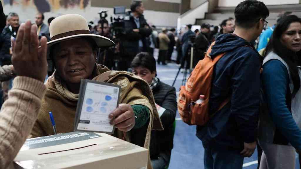 Bolívia realiza segundo turno histórico nas eleições | Mulher deposita seu voto na eleição presidencial em La Paz