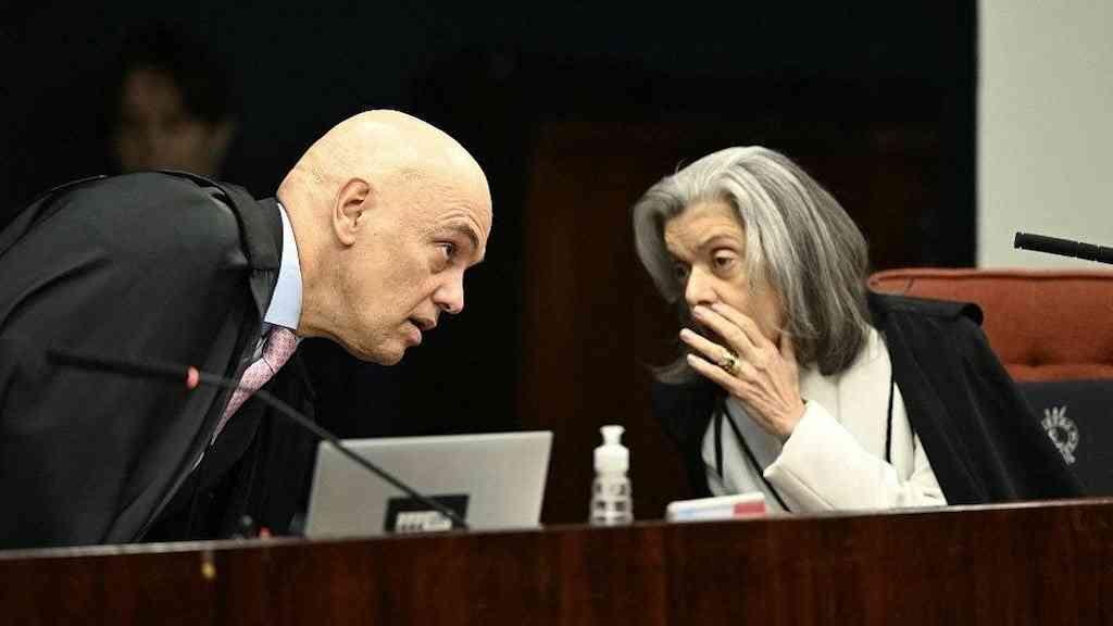 STF avança para negar habeas corpus que busca anular inquérito do golpe | Os ministros Alexandre de Moraes e Cármen Lúcia, membros da Primeira Turma do STF, durante o julgamento da ação do golpe