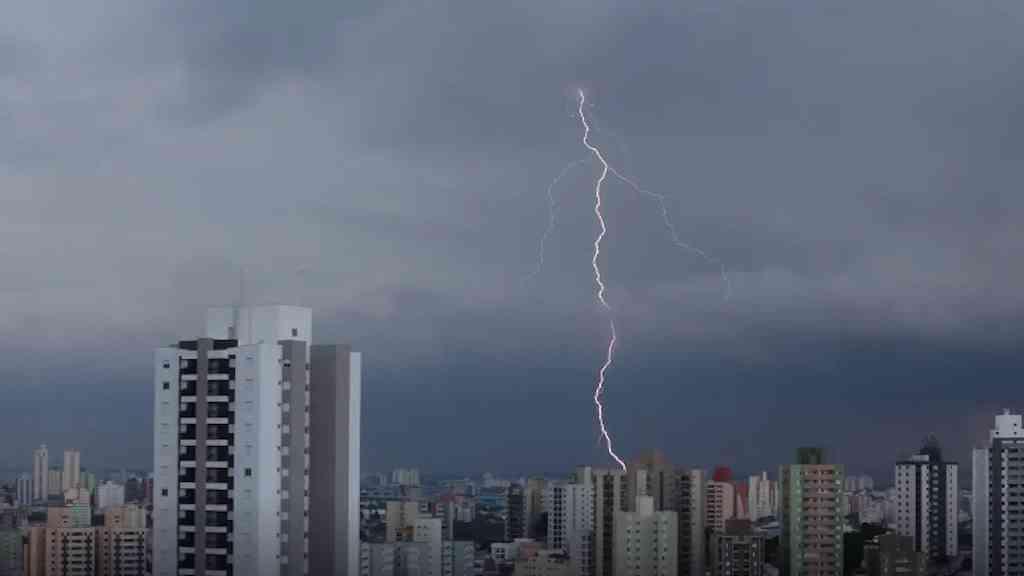 Cobertura de arena cai em SP após ventos fortes e deixa feridos | Houve também desabamento de parte de uma avenida em Santos