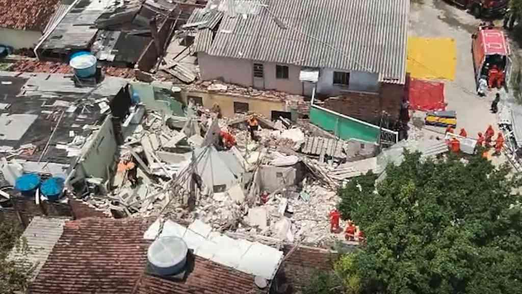 Desabamento em Olinda deixa mortos e feridos | Equipes fazem varreduras em busca de sobreviventes