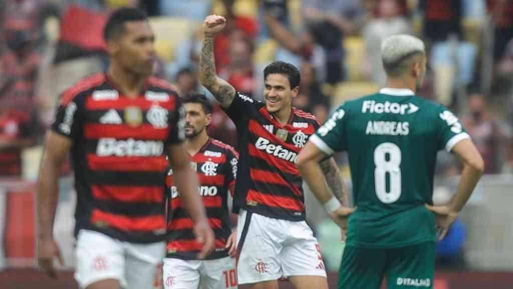 Flamengo triunfa sobre Palmeiras e acirra briga pelo título | Flamengo bate Palmeiras e aumenta disputa pelo título