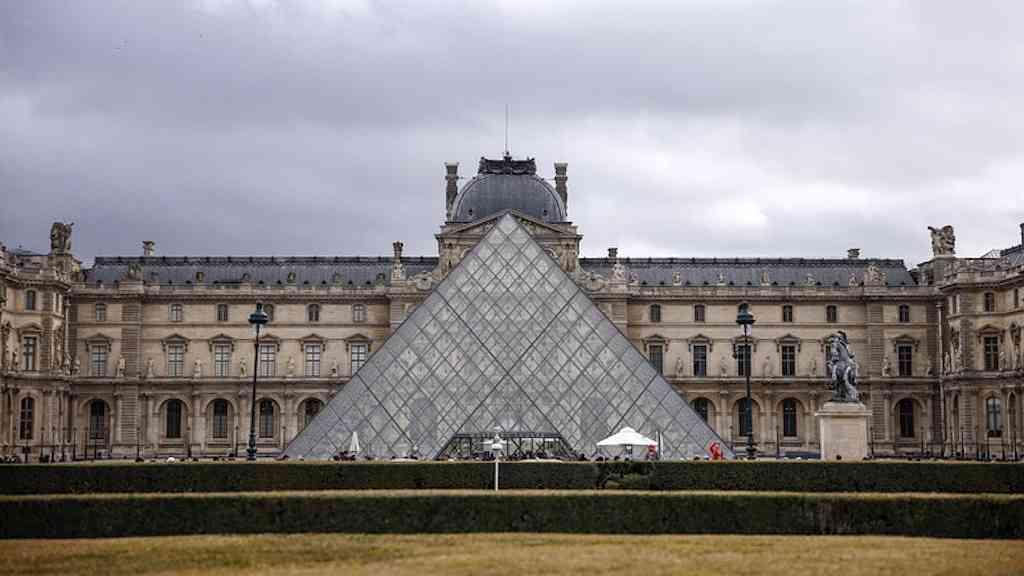 Museu do Louvre continua interditado, pelo segundo dia consecutivo | Assalto levantou questionamentos sobre segurança nos museus da França