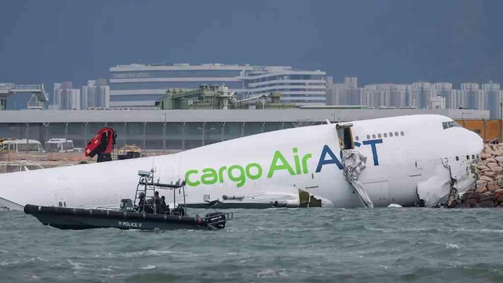 Acidente com avião de carga em Hong Kong mata dois funcionários | Boeing 747 caiu na água, mas nenhum tripulante morreu