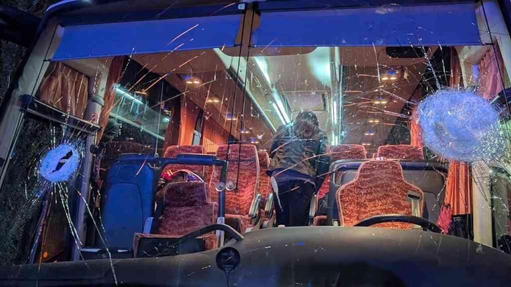 Motorista morre em briga de torcidas de basquete na região italiana | Ônibus atingido por emboscada após jogo na Itália