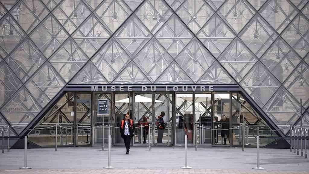 Joias furtadas no Louvre somam 88 milhões de euros, segundo avaliação | Ministra disse que sistemas de segurança do museu funcionaram