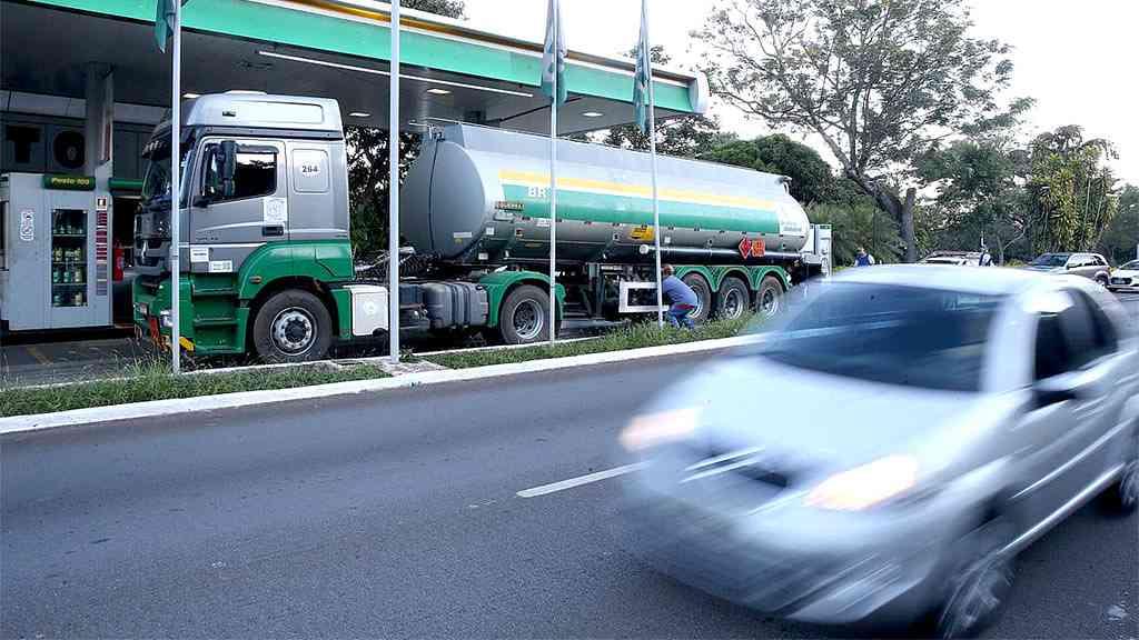 Indústria automobilística amplia produção de carros a gasolina | Os postos que vendem gasolina tendem a continuar na paisagem urbana por um longo tempo ainda
