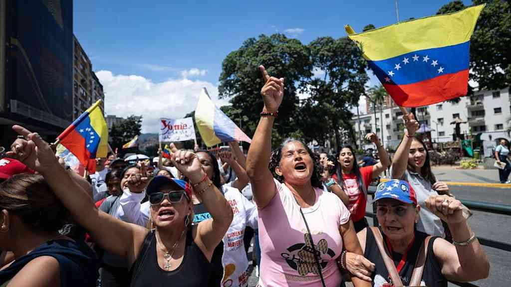 Rússia firma parceria estratégica com Venezuela sob pressão dos EUA | Manifestação em apoio ao presidente da Venezuela em Caracas