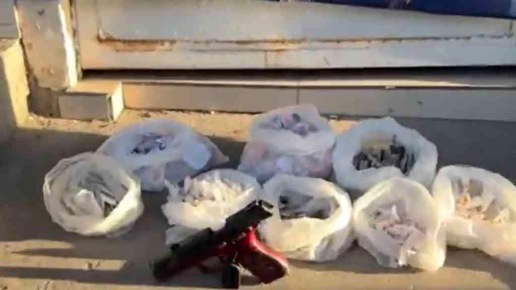 PM apreende armas e drogas e prende suspeito na Mangueirinha | Operação da PM na Mangueirinha tem prisão e apreensão de armas e drogas