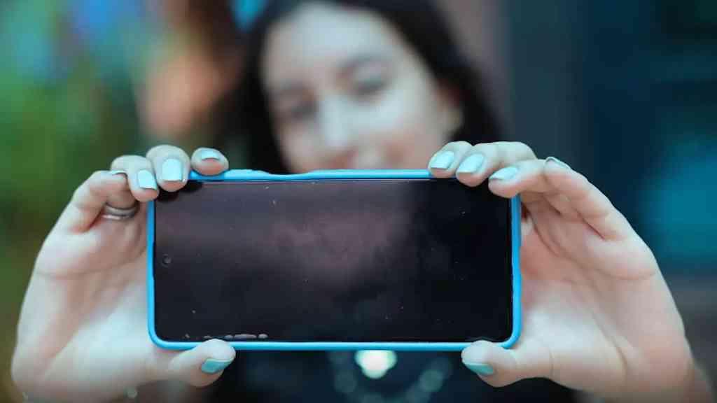 Acesso à internet por adolescentes nas escolas cai para 37% | Uma das causas é a lei que restringe celulares em colégios