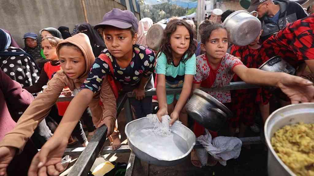 ONU exige que Israel facilite ajuda humanitária em Gaza | Fila em ponto de distribuição de comida em Nuseirat, na Faixa de Gaza