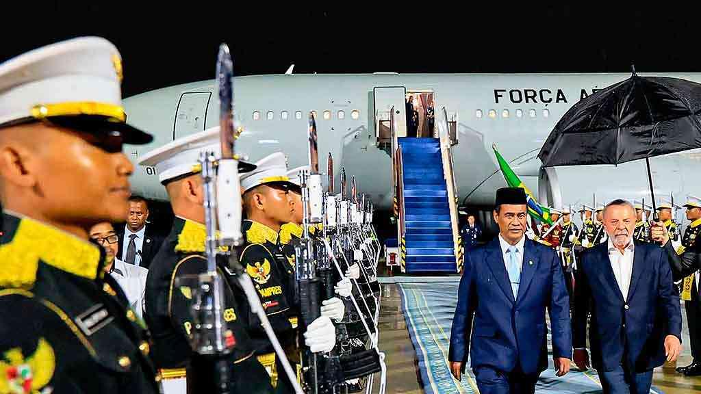 Fontes dizem que Lula e Trump marcaram reunião para domingo | O presidente Lula chega a Jacarta, na Indonésia, para reunião da Asean