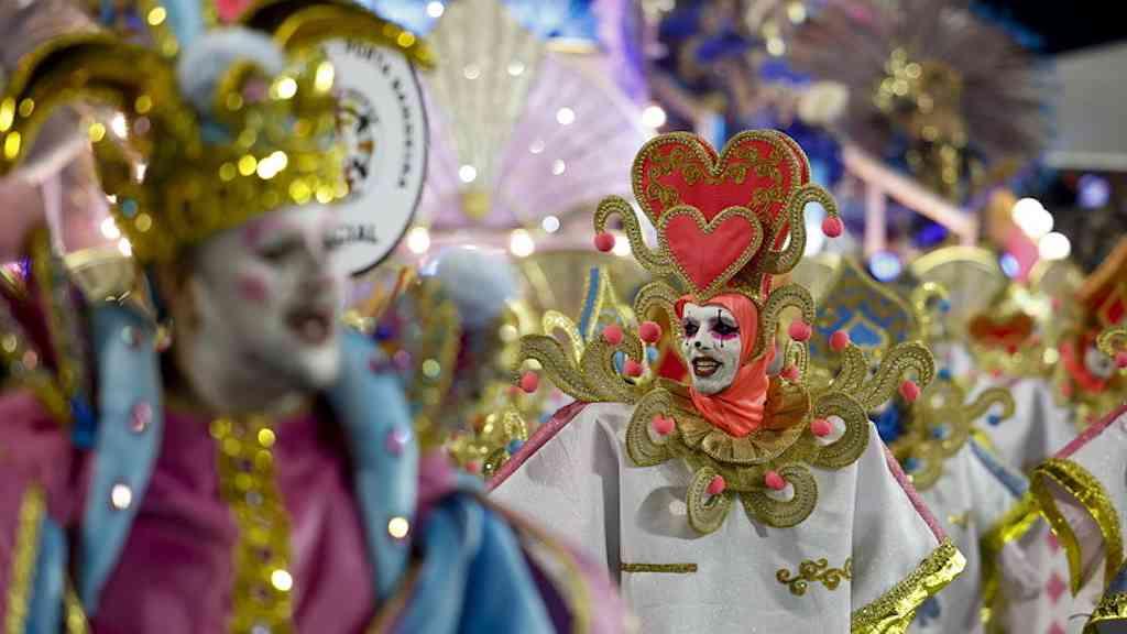 Carnaval de São Paulo atrai mais turistas estrangeiros | Desfile da Rosas de Ouro, grande campeã do Carnaval de SP em 2025