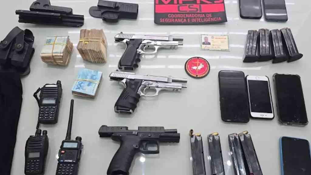 Policial da PM é alvo de investigação por conexão com milícia | Material apreendido pelos agentes