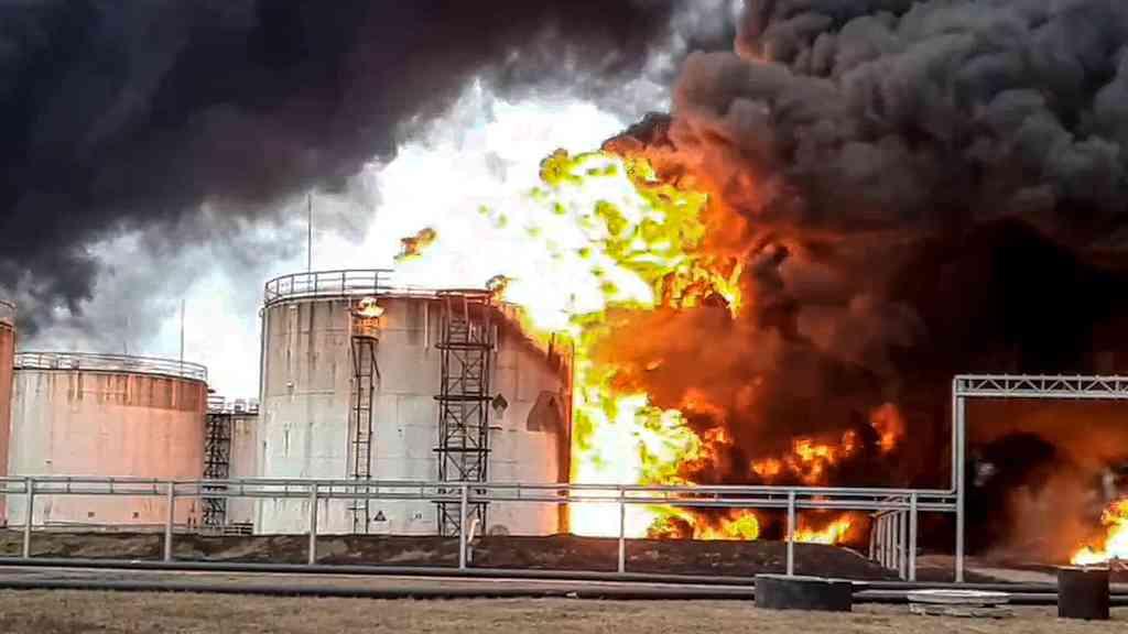 Ucrânia bombardeia refinaria e depósito de munição na Rússia | Ataque ucraniano atinge cidades russas de Ryazan e Belgorod