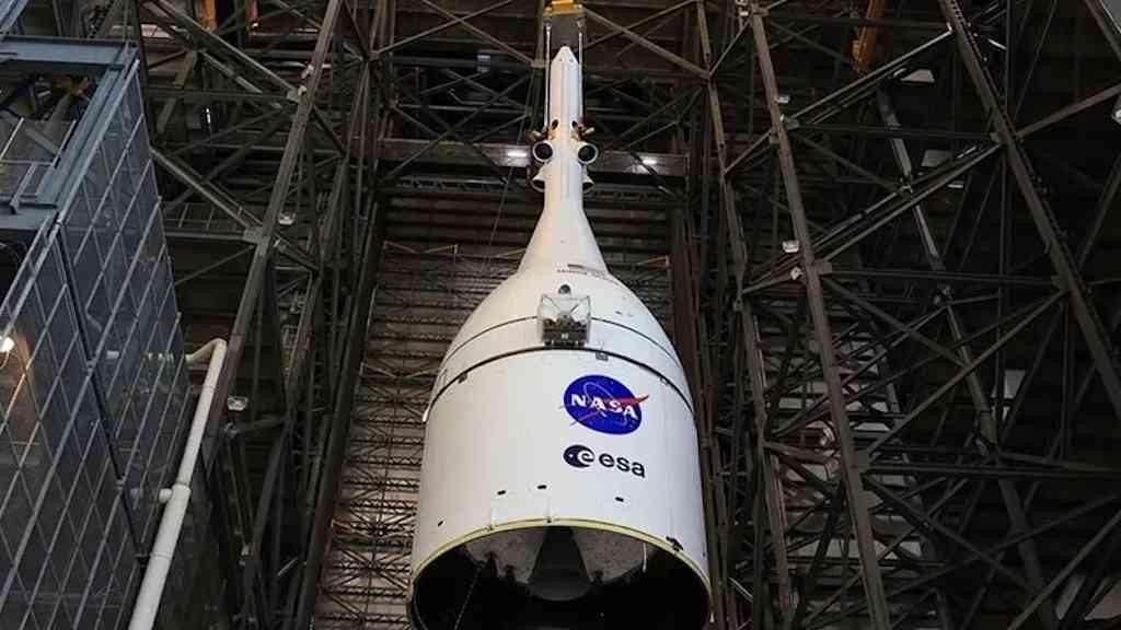 Nasa conclui montagem de foguete para levar astronautas à Lua | A nave Orion durante a fase de montagem no megafoguete SLS, na Flórida