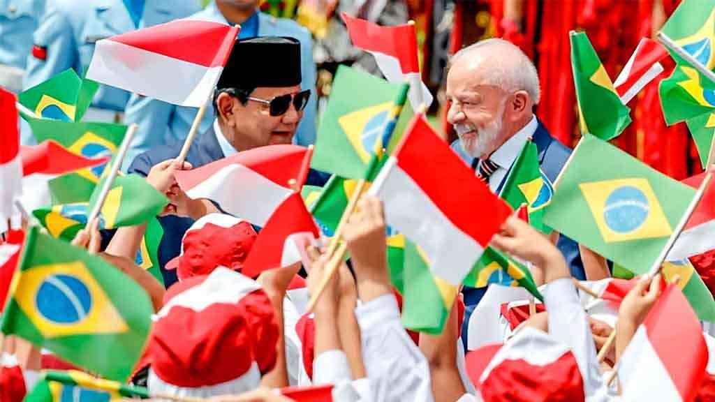 Na Ásia, Lula reforça debate sobre o dólar no comércio exterior | Lula e do presidente da Indonésia, Prabowo Subianto, na recepção ao líder brasileiro