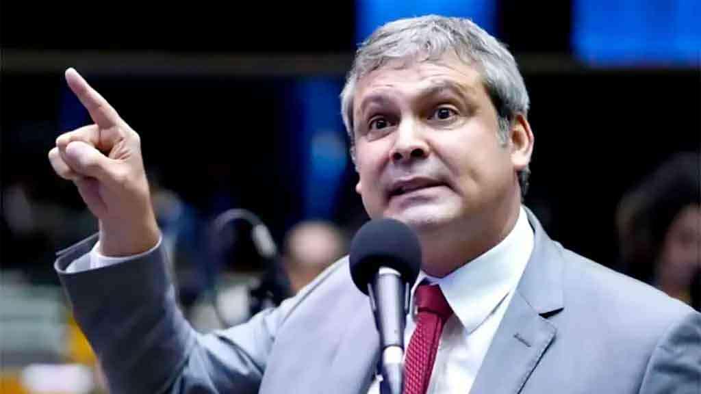 PT recorre ao Plenário, contra o arquivamento da cassação de ’03’ | O deputado Lindbergh Farias tem atuado contra a ação bolsonarista no exterior