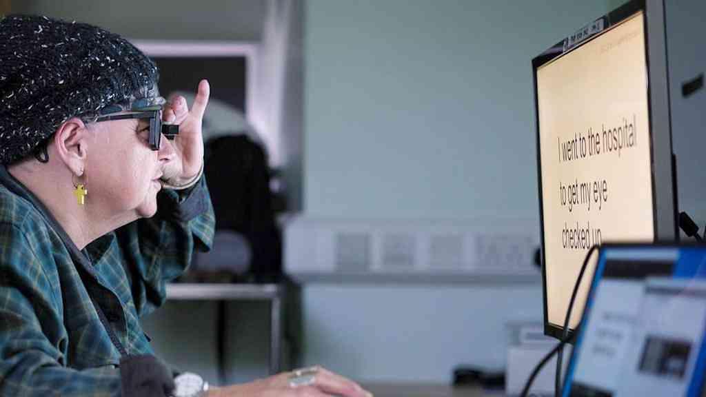 Chip inovador devolve esperança a quem perdeu a visão | Paciente passa por treinamento para usar o sistema Prima no Moorfields Eye Hospital, no Reino Unido