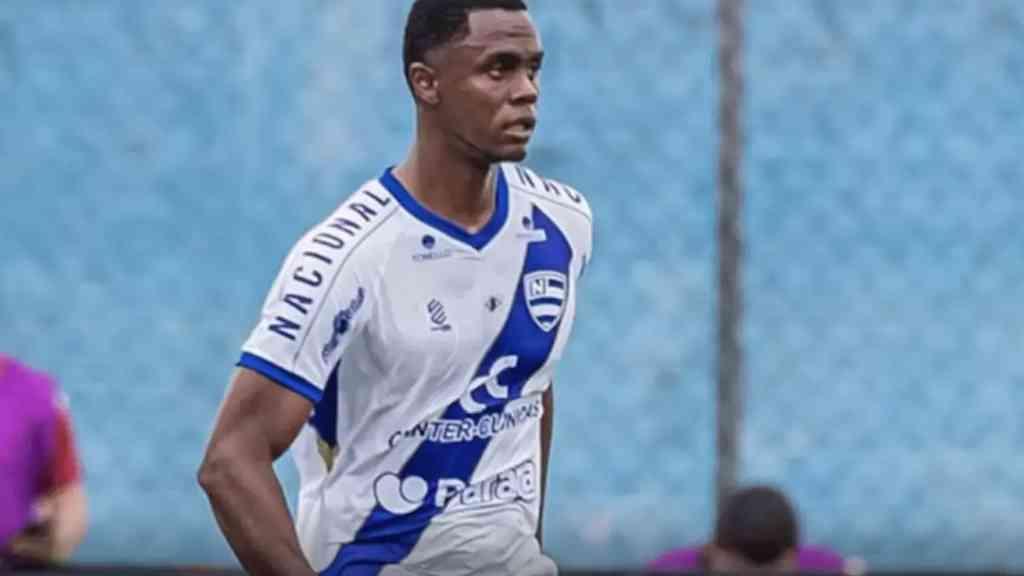 Paraná: jogador vítima de racismo é punido mais que agressor | Paulo Victor foi suspenso de 10 jogos e o adversário, de sete