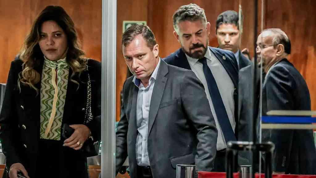 Defesa de Mauro Cid pede ao STF anulação de pena por trama golpista | Militar está sob o monitoramento de tornozeleira eletrônica