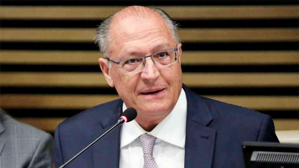 Alckmin acredita que aumentaram as chances de diálogo com EUA | Ministro da Indústria, Comércio e Serviços, o vice-presidente Geraldo Alckmin comemora os bons números do setor