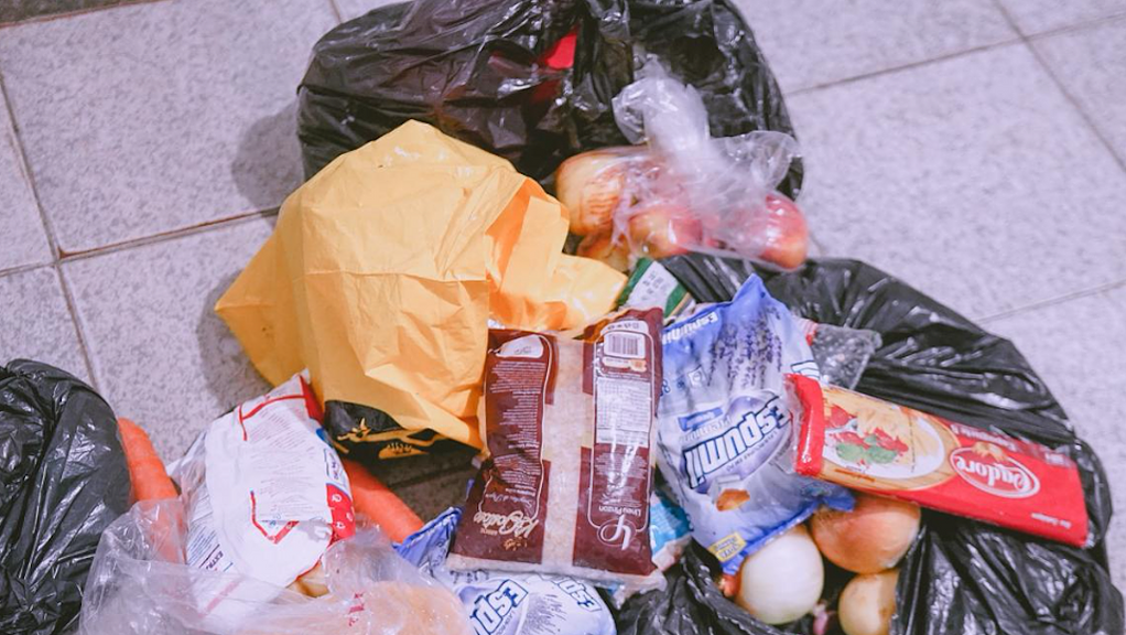 Polícia prende funcionárias suspeitas de furtar merenda escolar | Alimentos que seriam desviados pelo grupo