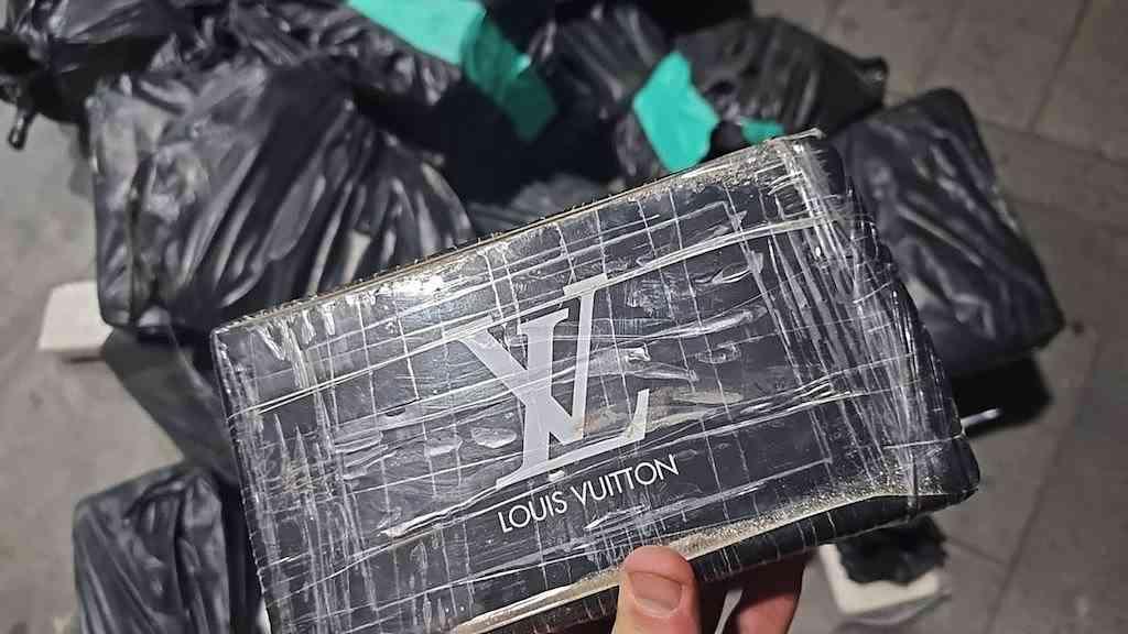 Carga de cocaína com embalagem de grife é interceptada pela PRF | Droga estava em embalagem simulando marca de grife