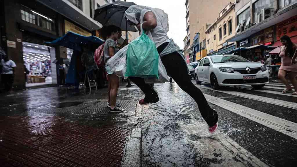 Frente fria provoca mudança no tempo e chuvas em SP | Região metropolitana deve ter mínimas de 15°C