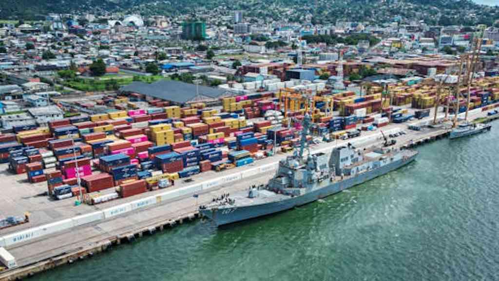 Autoridades venezuelanas relatam captura de 'mercenários' da CIA | O USS Gravely atracado no porto da capital de Trinidad e Tobago