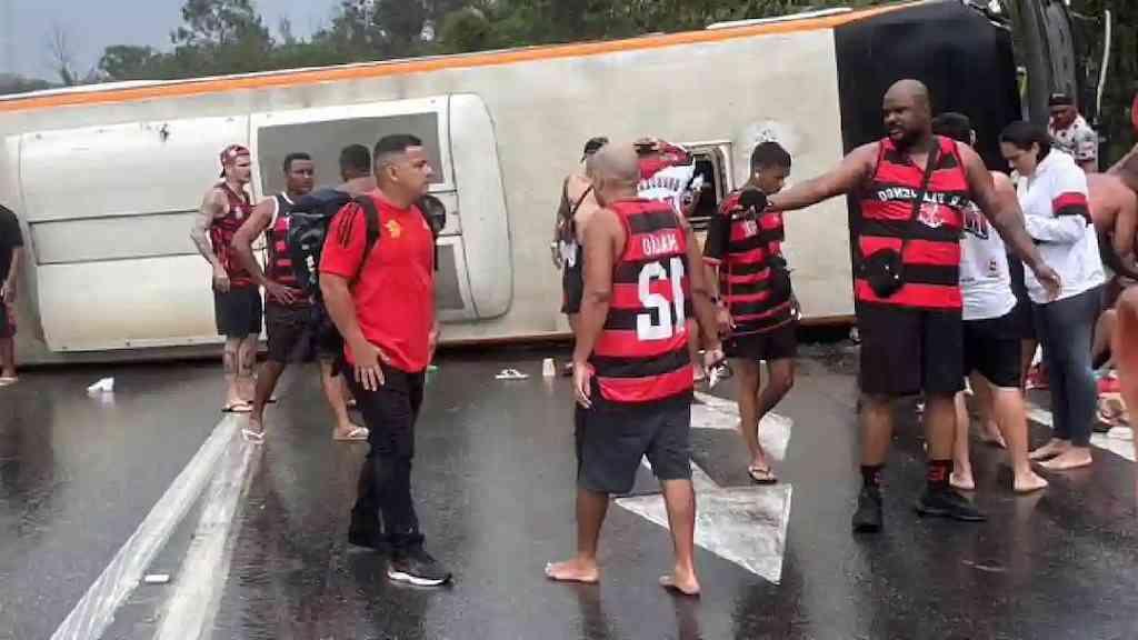 Quatro torcedores do Flamengo seguem internados após acidente | Torcedores do Flamengo sofrem acidente na Dutra