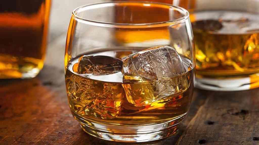 Mulher morre após beber whisky, bar em São Vicente é interditado | Não há confirmação da causa da morte ou que a bebida estava adulterada