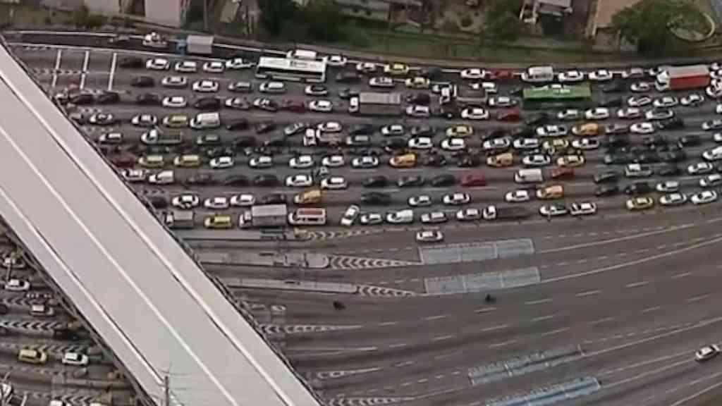 Criminosos bloqueiam vias no Rio após megaoperação | Linha Amarela foi bloqueada em ação de bandidos