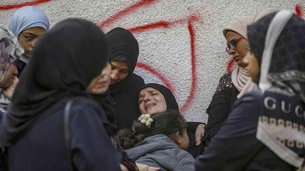 Após mais de 100 mortos, Israel retoma cessar-fogo em Gaza | Palestinas choram morte de parente na Cidade de Gaza, em meio a ataques de Israel