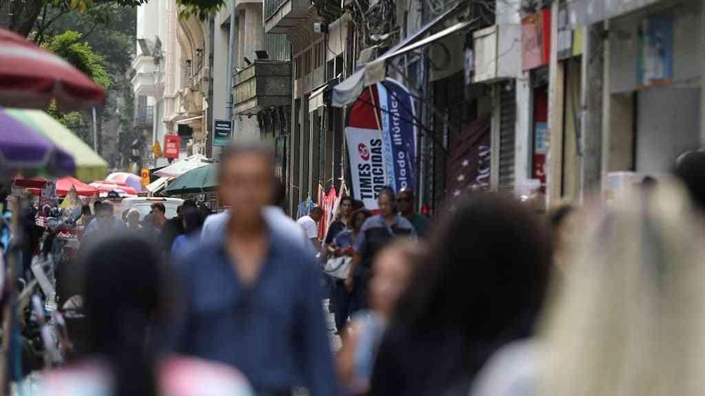 Pesquisa mostra como brasileiros avaliam segurança, saúde e educação | Movimentação de pessoas nas ruas do centro da cidade de SP