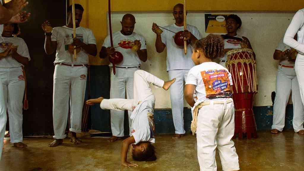 Maestro Rafael Rocha recebe Prêmio Heloneida Studart | Crianças na aula de capoeira no Polo Km 32, em Nova Iguaçu
