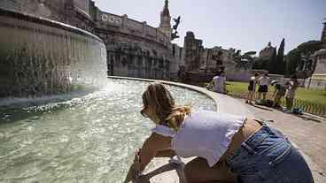 Turista é multado por mergulhar em fonte em Roma