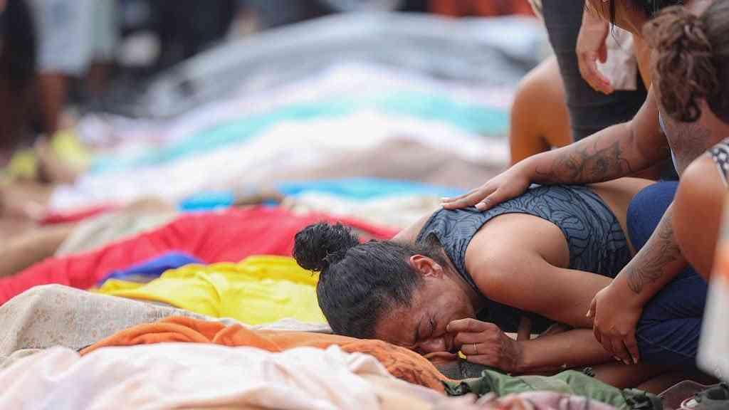 O massacre na Penha obriga o país a escolher | Dezenas de corpos são levados por moradores para a Praça São Lucas, na Penha, Zona Norte do Rio de Janeiro