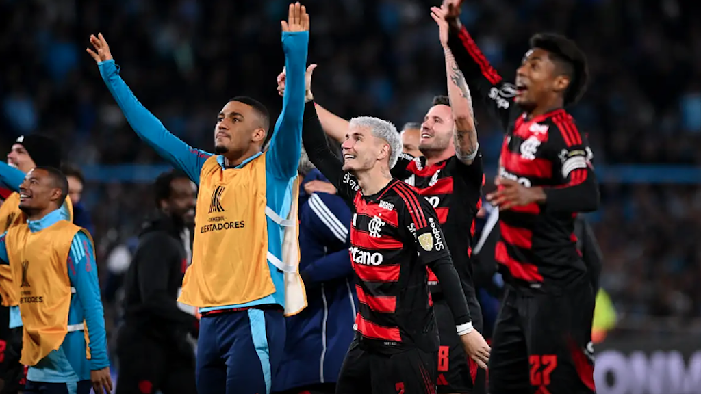 Com raça, Flamengo garante vaga na final da Libertadores | Rubro-Negro superou expulsão para segurar empate diante do Racing