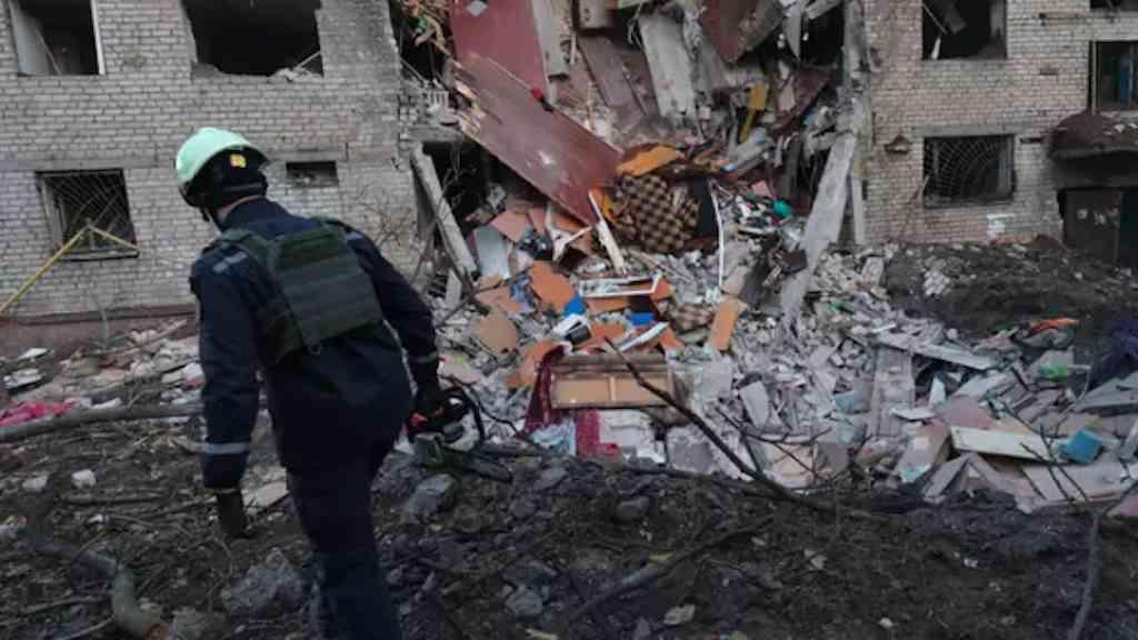 Rússia quer ‘mergulhar Ucrânia na escuridão’ após ataque, diz premiê | Prédio danificado após um ataque aéreo em Zaporíjia, em meio à invasão russa da Ucrânia