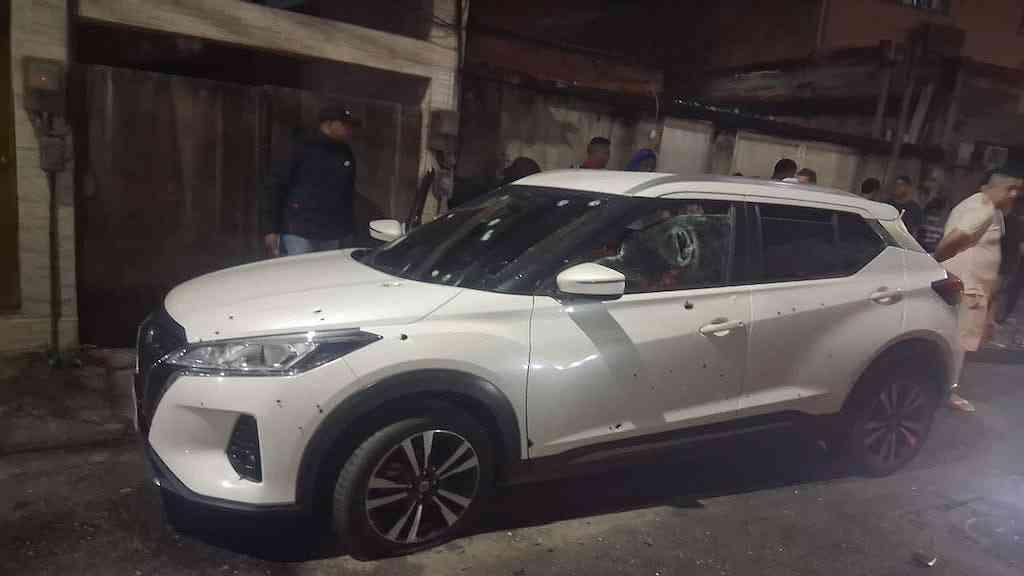 Carro com mãe e filha é atingido por mais de 30 disparos no Rio | Carro é encontrado com mais de 30 perfurações de tiros em Jacarepaguá