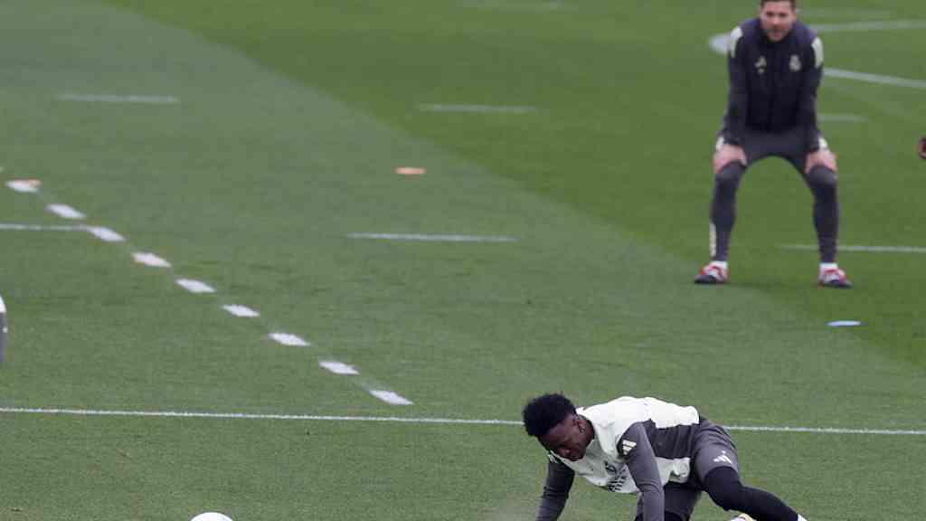 Xabi põe fim à polêmica com Vini Jr. no Real Madrid | Xabi Alonso e Vini Jr. durante treino