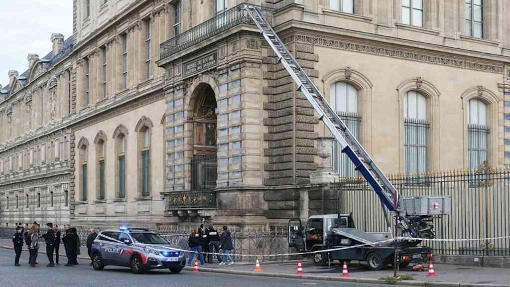 Justiça formaliza acusação contra mulher por roubo ao Louvre | Joias furtadas do Museu do Louvre ainda não foram localizadas