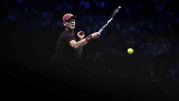 Sinner vence Zverev e vai à final do Masters de Paris