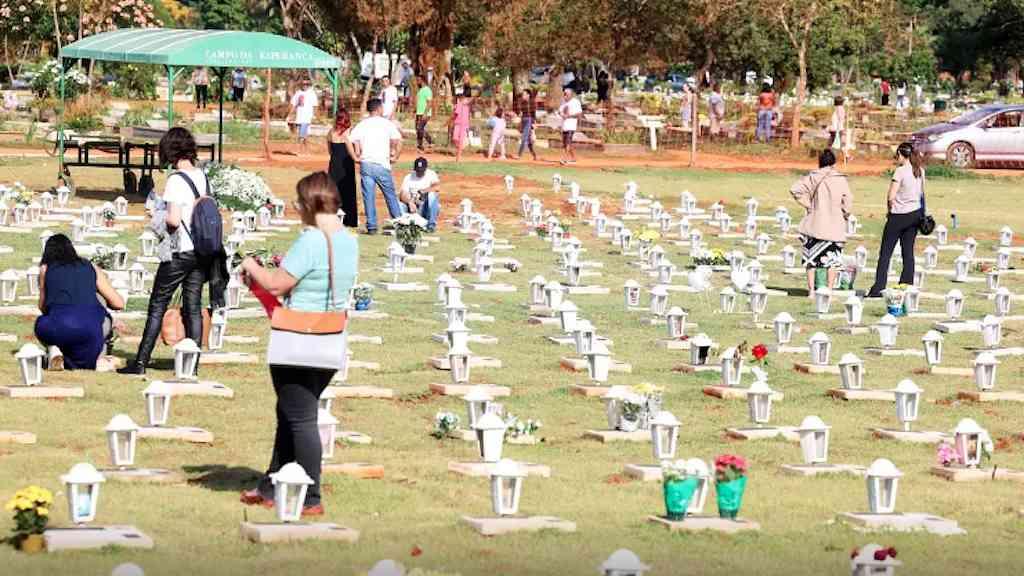 Dia de Finados deve movimentar 600 mil nos cemitérios do DF | Previsão é sobre a movimentação acumulada desde sexta-feira