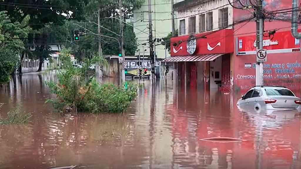 Dia de Finados amanhece com chuva em São Paulo | Segunda-feira também terá tempo chuvoso